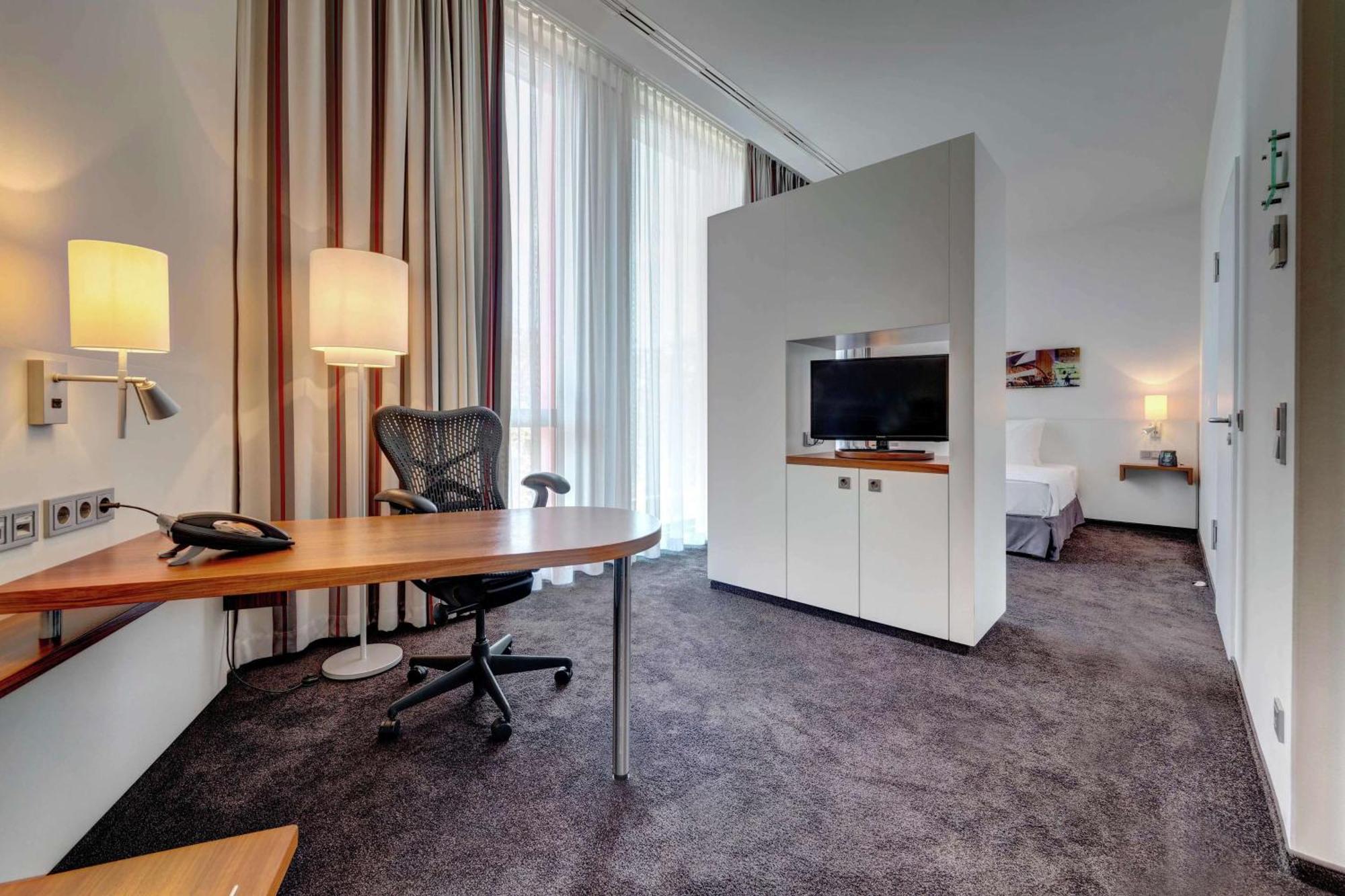 Hilton Garden Neckarpark Hotel 4*