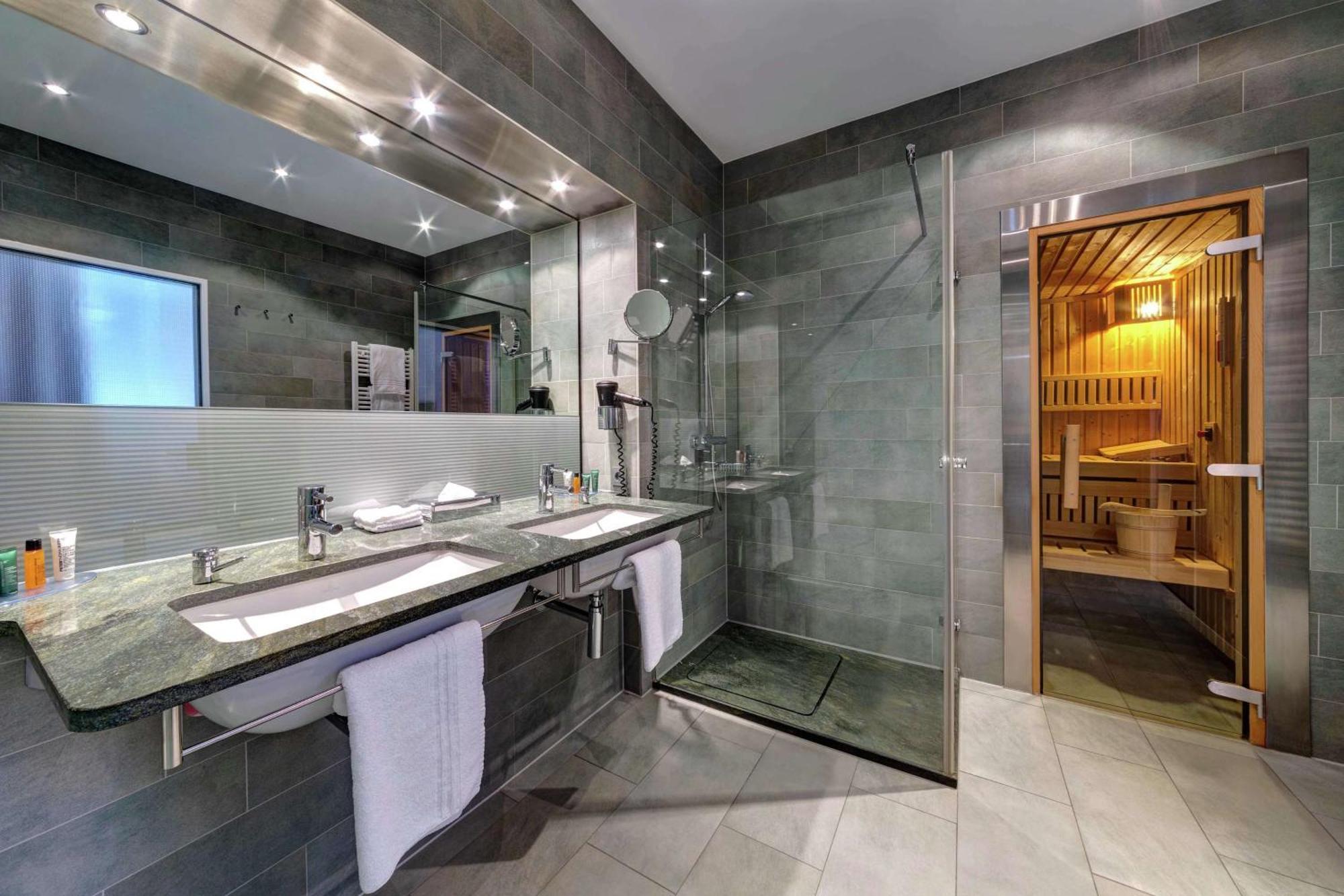 Hilton Garden Neckarpark Hotel 4*